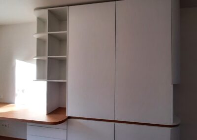 Knygų spinta su integruotu rašomuoju stalu (2025 gruodis)