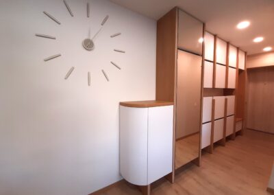 Japandi stiliaus prieškambario baldai