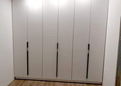 Balti miegamojo baldai