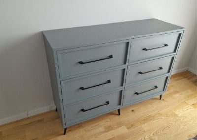 Komodos ir stalelis svetainėje